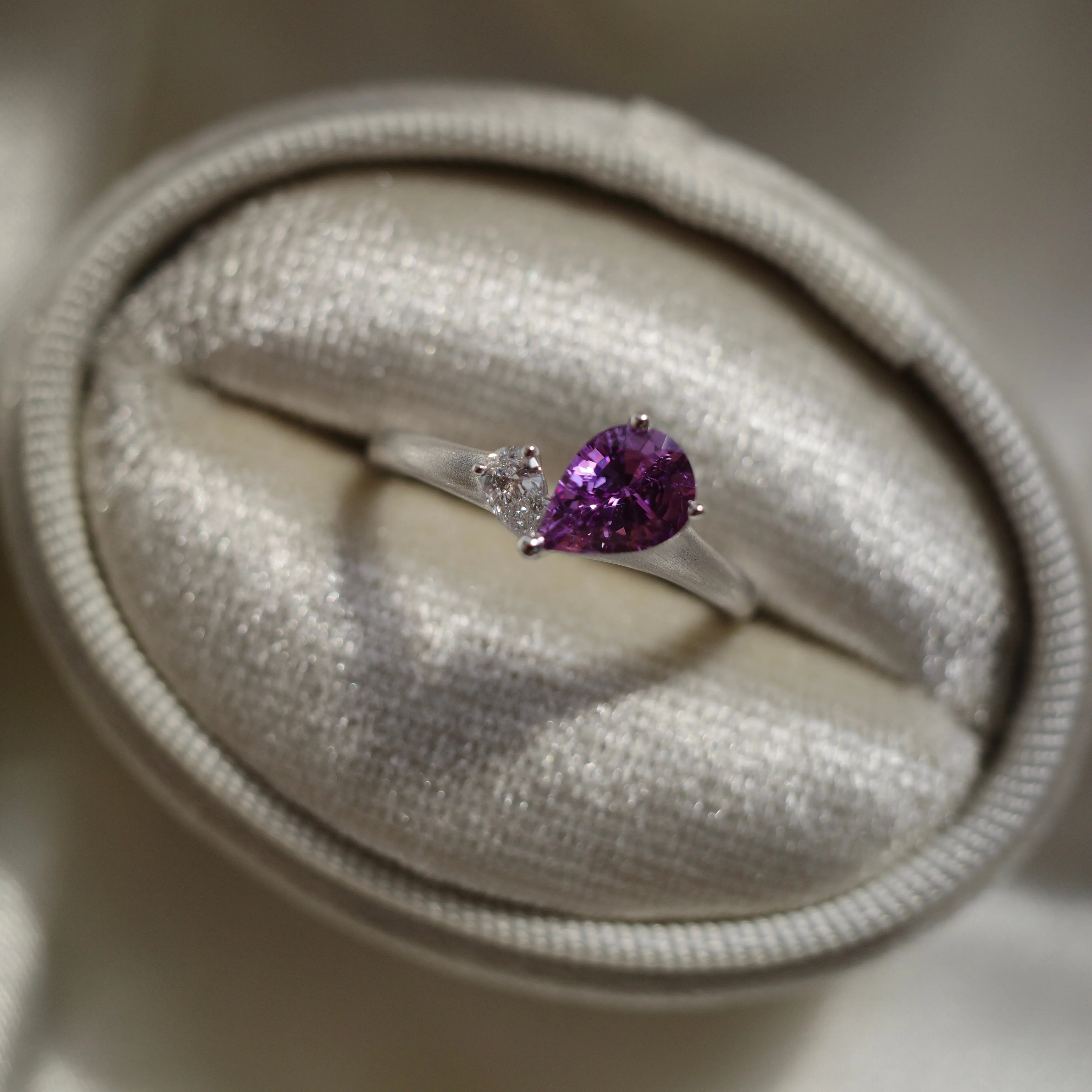 CONTEMPORARY SOUL 2024・14K WHITE GOLD SAPPHIRE & DIAMOND RING