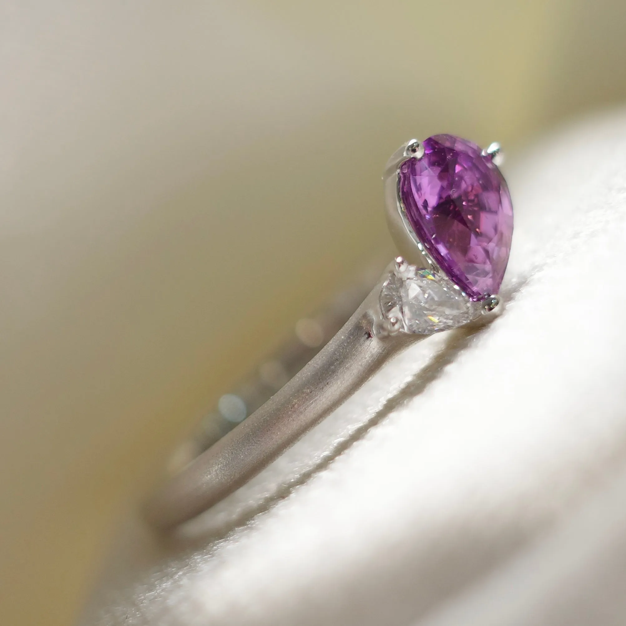 CONTEMPORARY SOUL 2024・14K WHITE GOLD SAPPHIRE & DIAMOND RING