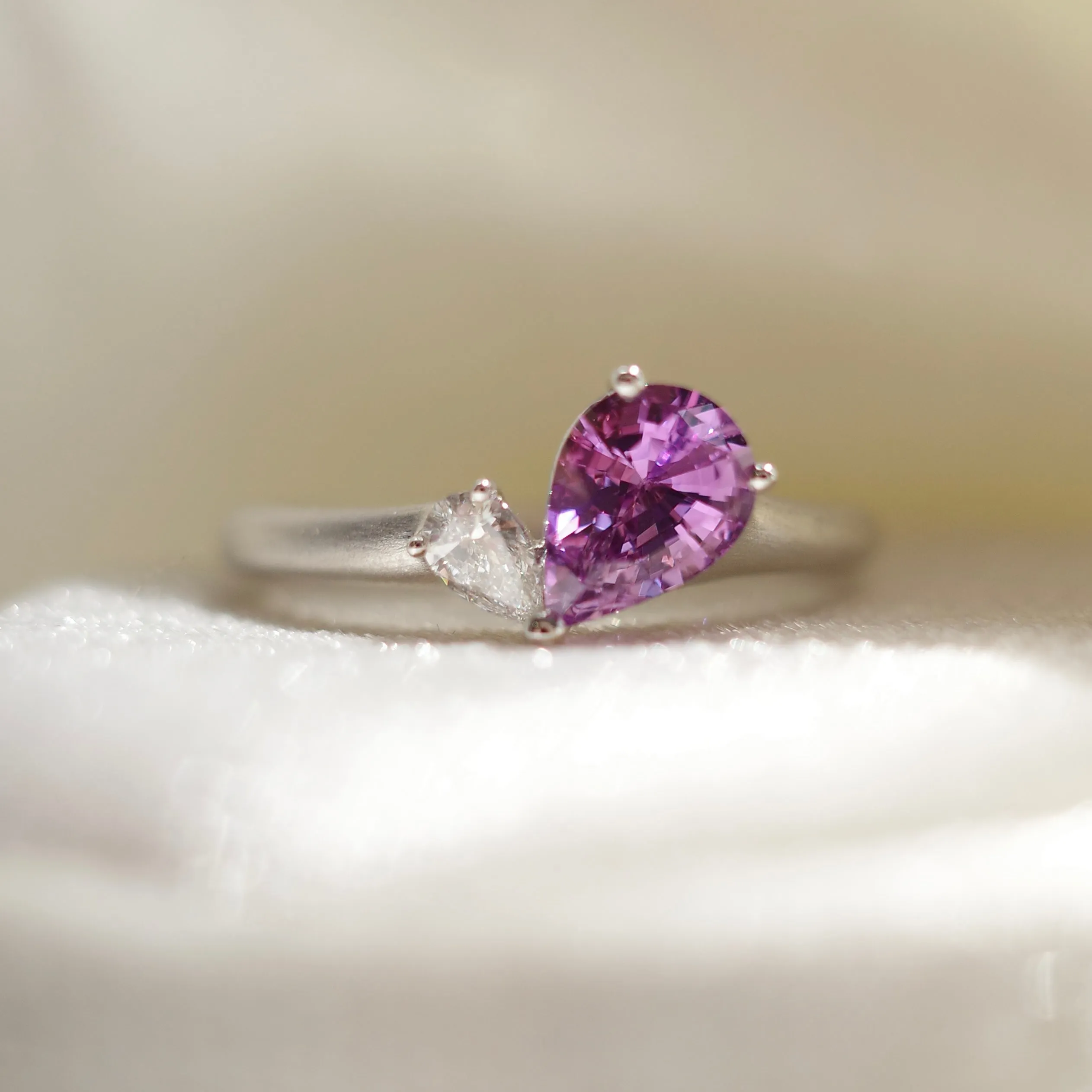 CONTEMPORARY SOUL 2024・14K WHITE GOLD SAPPHIRE & DIAMOND RING