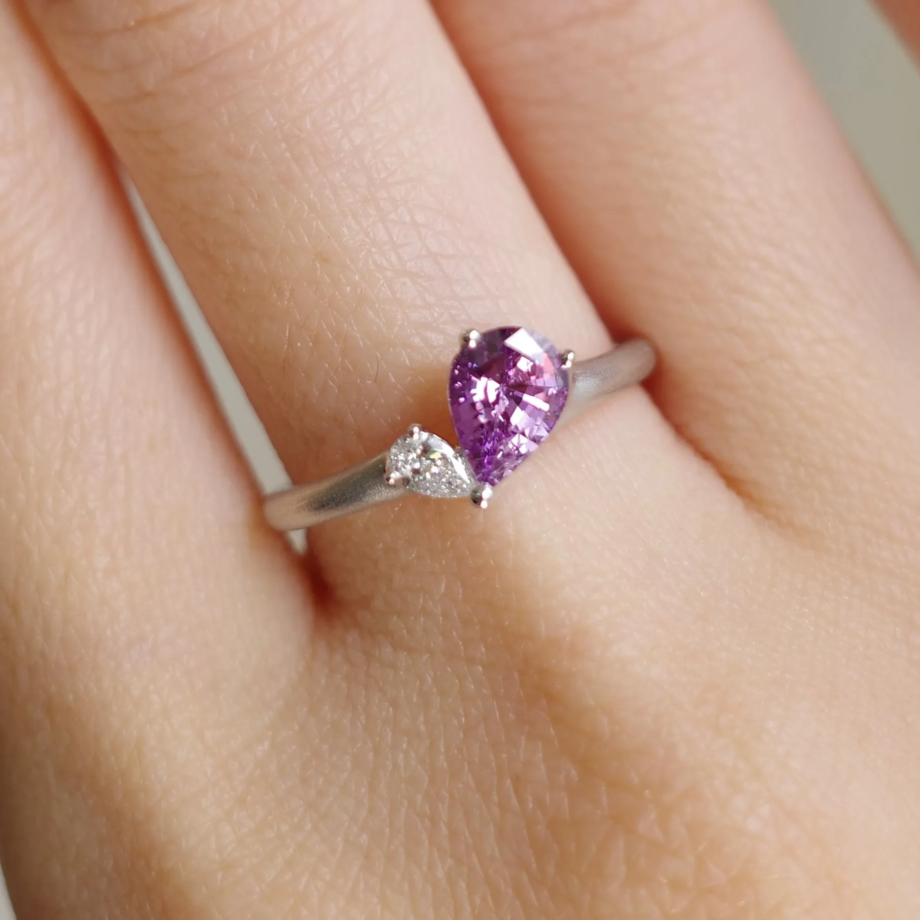 CONTEMPORARY SOUL 2024・14K WHITE GOLD SAPPHIRE & DIAMOND RING