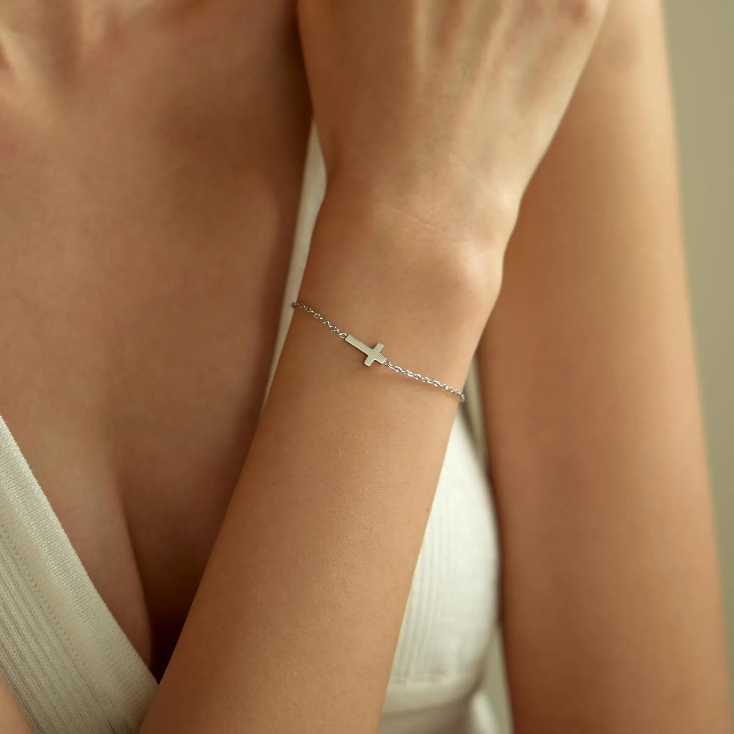 Cross Bracelet for Women 18K Gold Plated Dainty Pearl Beaded Cross Bracelets Adjustable Stainless Steel Trendy Wedding Bridesmaid Jewelry