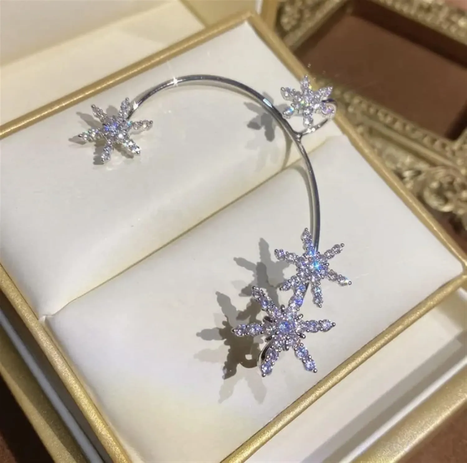 Fashion Gold Silver Ear Cuff Snowflake Earrings Luxury Crystal Clip Earrings for Women New Earcuff (Gem Color : Silver Left)